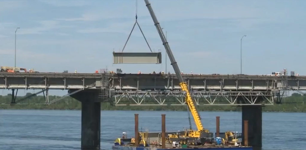 Removal of two Montréal’s Champlain bridge super beams - Grues Guay